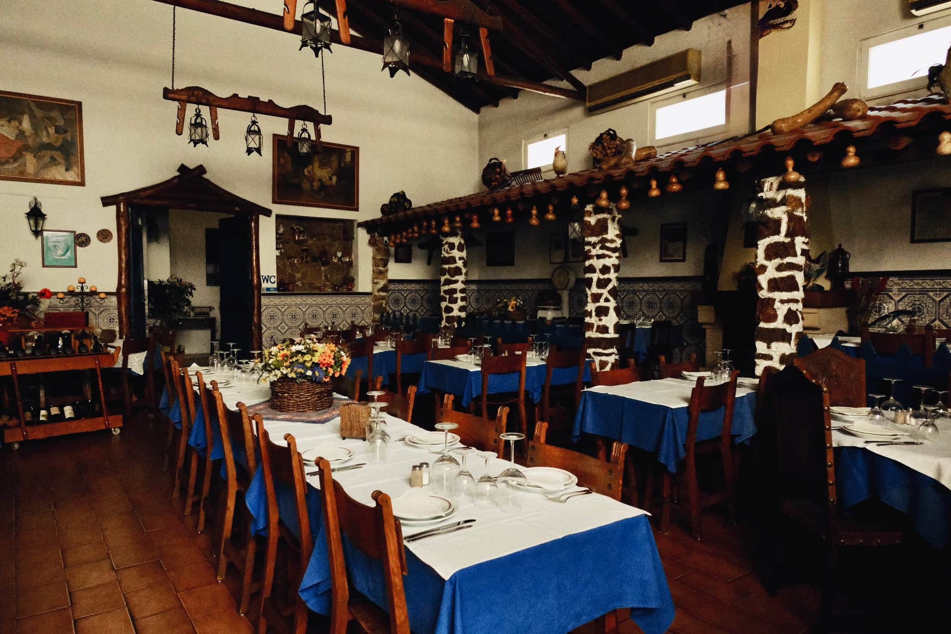 Sala do Barrete Saloio, em Bucelas, com mesas postas e azulejos azuis